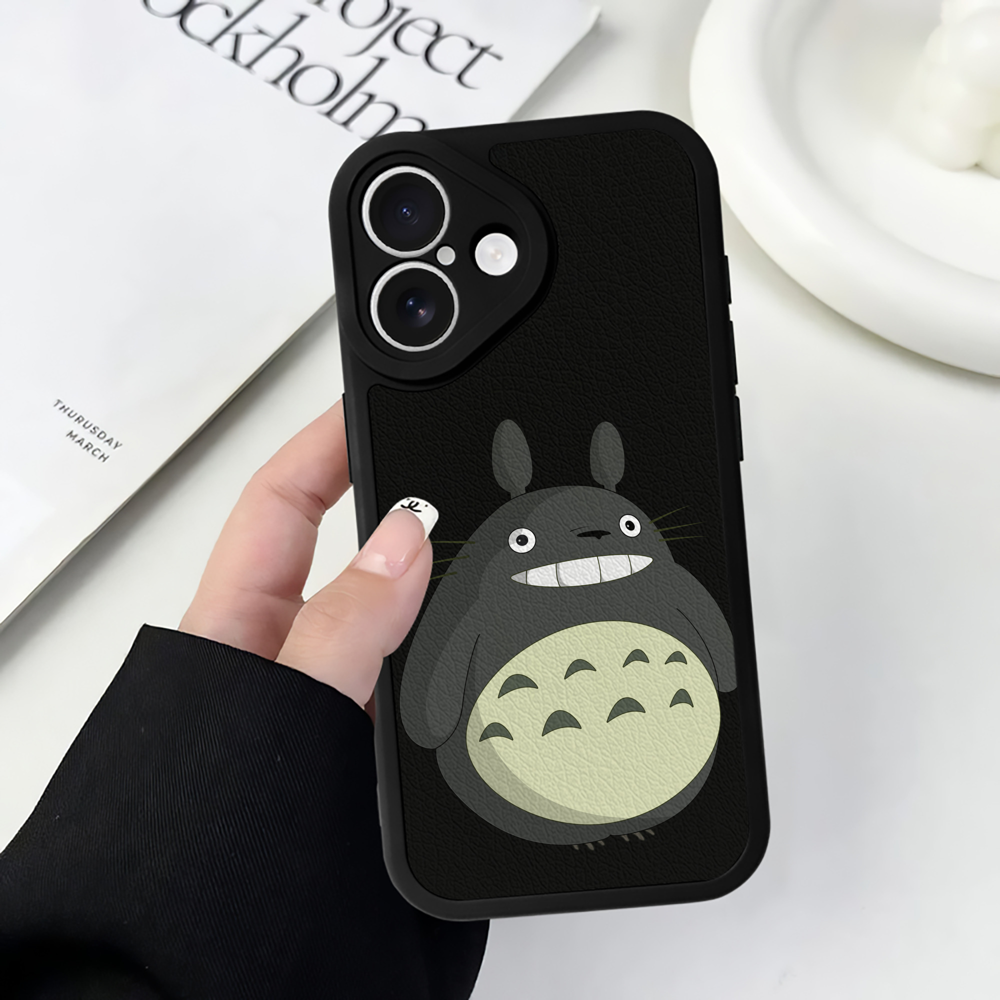 （画像用） となりのトトロ 草壁メイ 草壁サツキ My Neighbor Totoro Satsuki Kusakabe Mei Kusakabe 【iPhone 16シリーズ対応】シリコンスマホケース（レザー調） 材質：シリコン